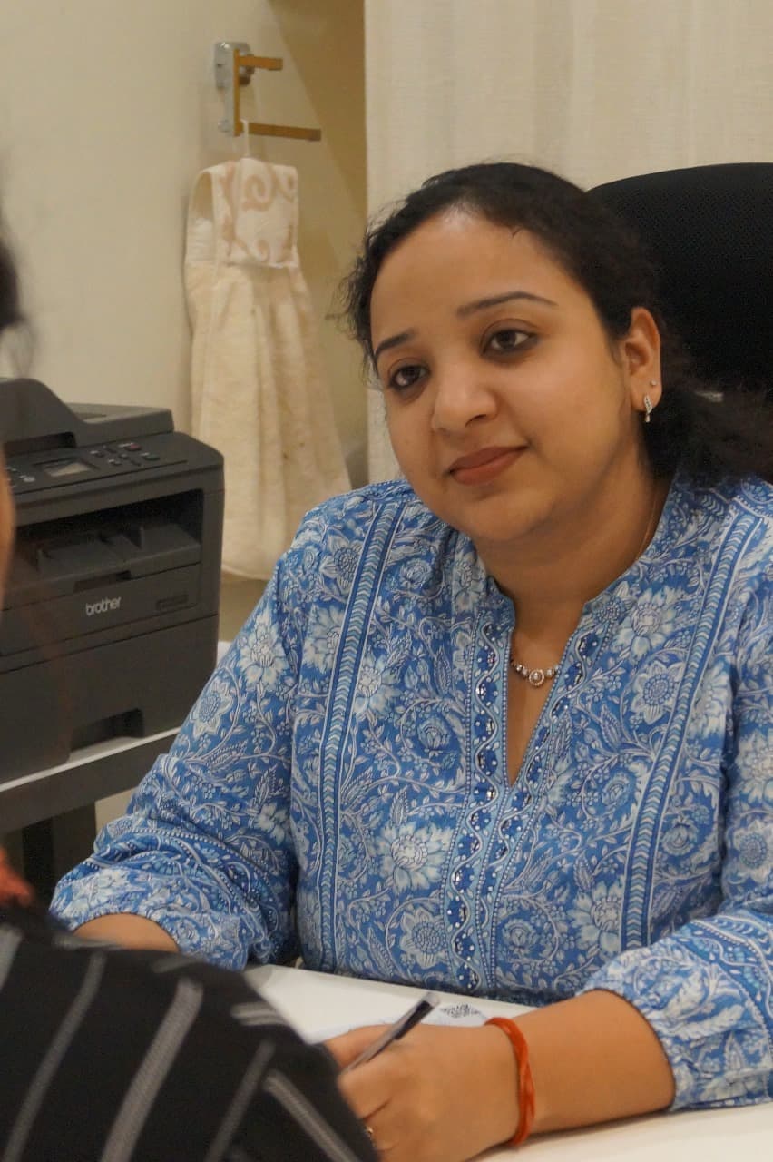 निर्माण नगर, जयपुर स्थित क्लिनिक में परामर्श के दौरान डॉ. सुरभि माथुर